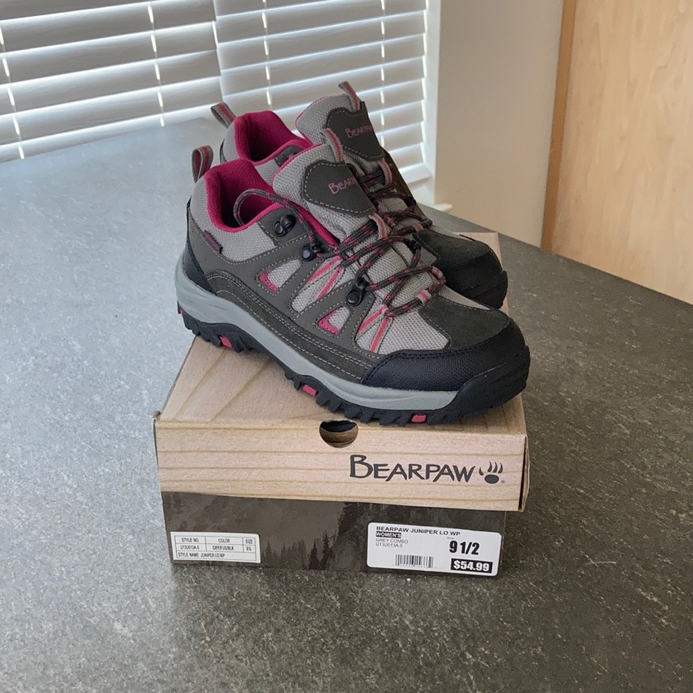 BearPaw 9 1/2 waterproof hiking shoes NWT.
